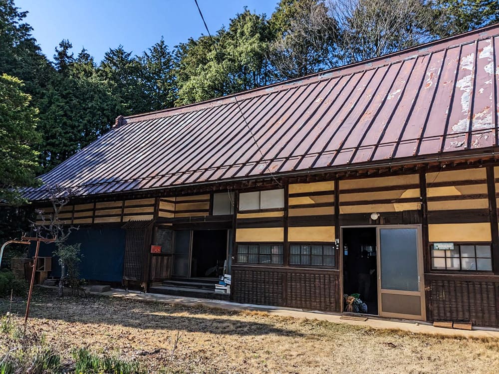 施主様のお母さんの実家で、幼少期の思い出が詰まった大切な場所だそうです。長年使われていませんでしたが、何としても残したいという強い思いから、古民家リノベーションプロジェクトがスタートしました。