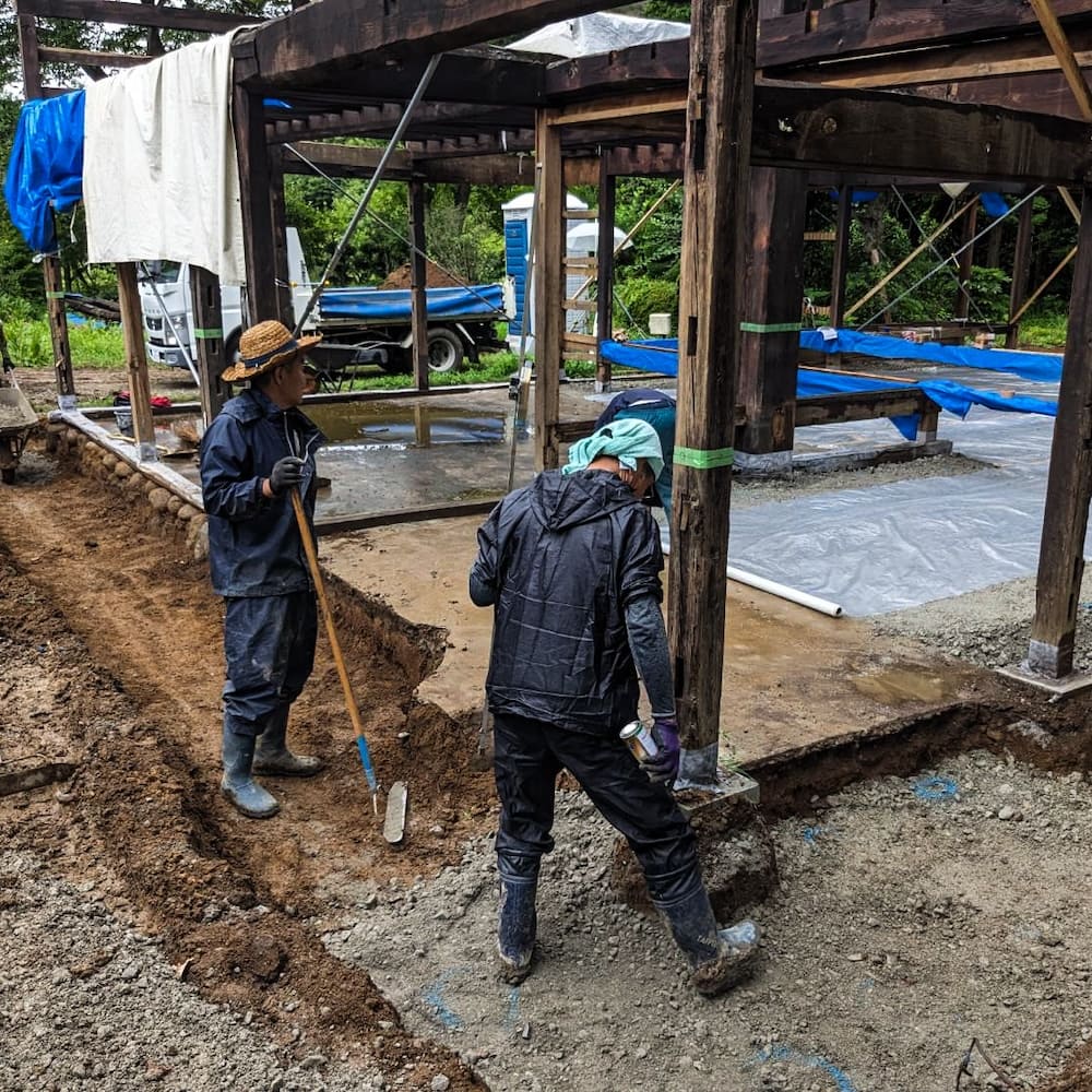 3. 基礎の再構築-石場建ての基礎をすべて取り除き新たにコンクリート基礎を打設します。