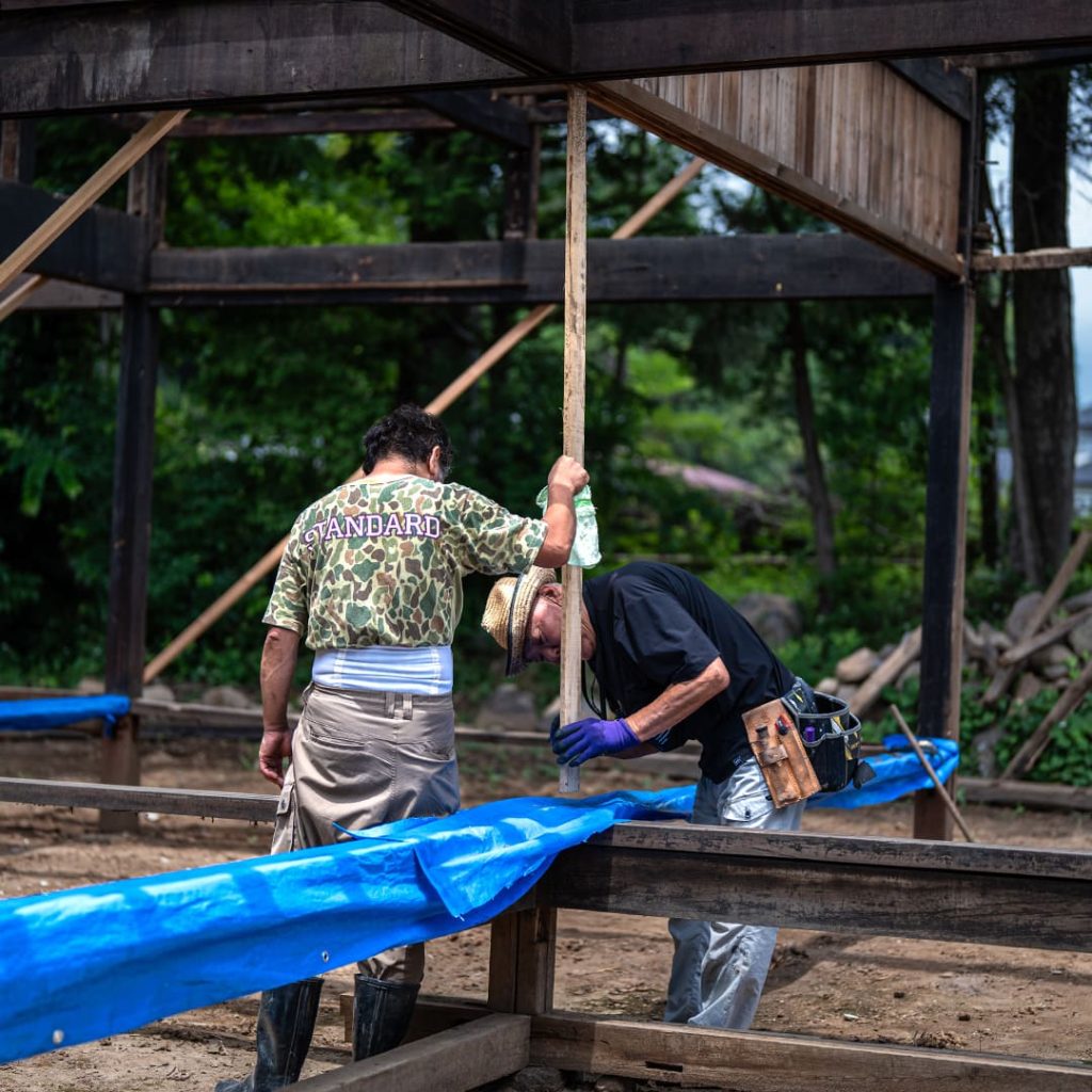 建物全体の水平を正確に測り、一度持ち上げて調整します。これは非常に繊細な作業で、家一軒すべての水平を図りながら進めていきます。