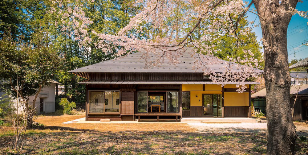 北杜市 黒倉さま邸 築100年の古民家フルリノベーション 完成した外観と桜