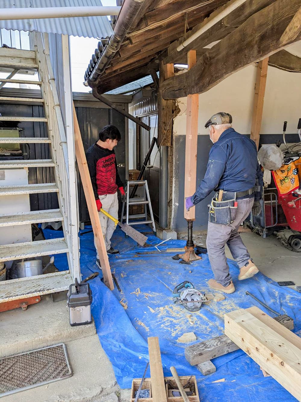 ジャッキで、蔵を持ち上げる