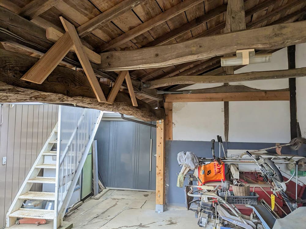 ▲ 壁の隙間処理は、板材を活用してコストを抑えた。