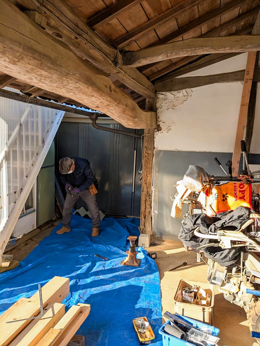 ジャッキで、蔵を持ち上げる