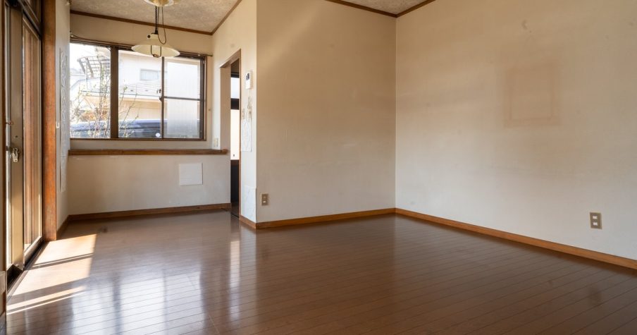 施工前は、キッチンとの間に壁と収納がありました。